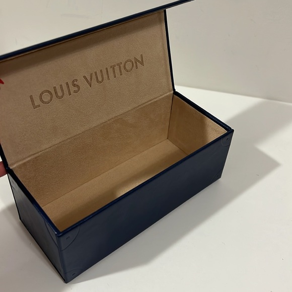 Louis Vuitton Sunglass case - Picture 3 of 4